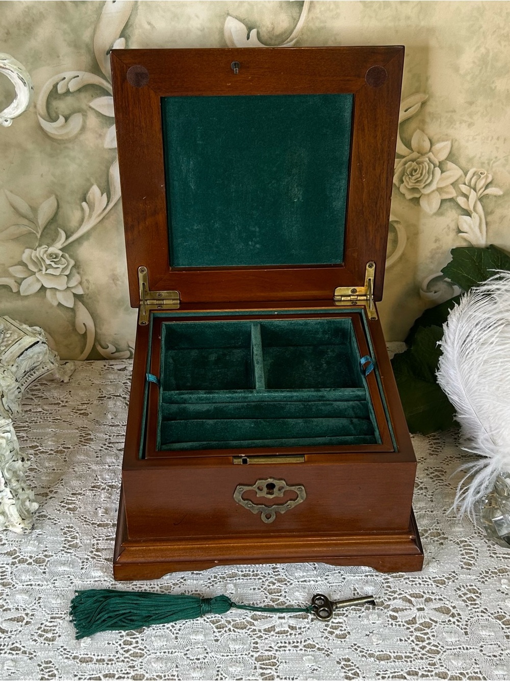 Bombay Jewelry Box locking with key, green velvet, removable tray ring holder